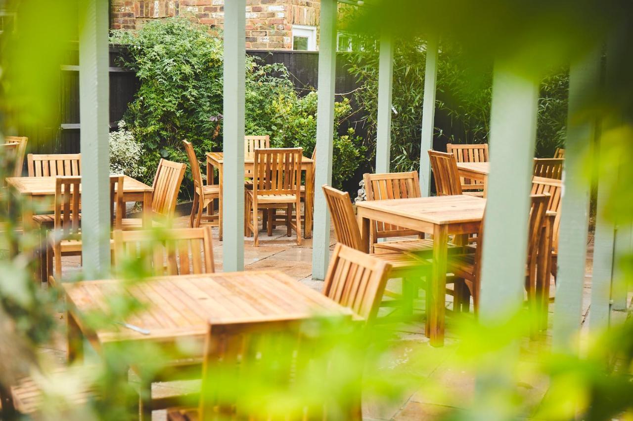 Bed and Breakfast The Lord Grenfell Мейденхед Экстерьер фото The garden at The Crown