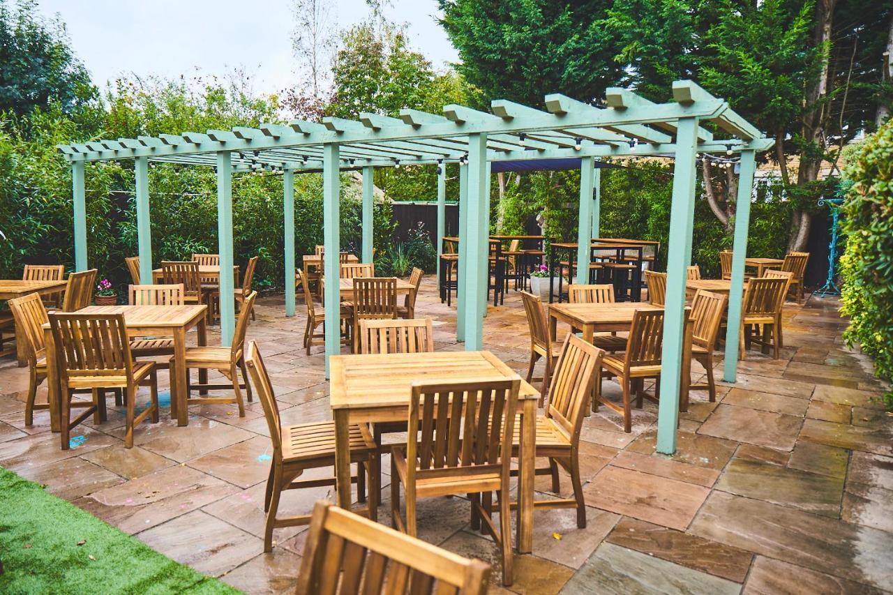 Bed and Breakfast The Lord Grenfell Мейденхед Экстерьер фото The pergola at the rear of the pub